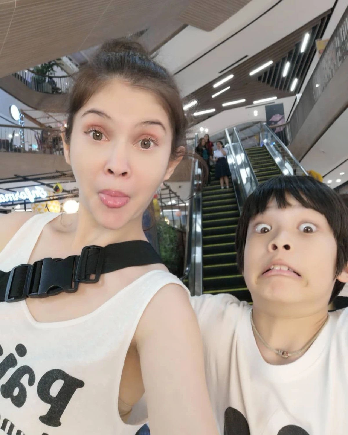 มีแต่เรื่องให้ชื่นใจ! แอนนี่ บรู๊ค หายเหนื่อย น้องฑีฆายุ เรียนดีได้เกรด 4 เกือบทุกวิชา