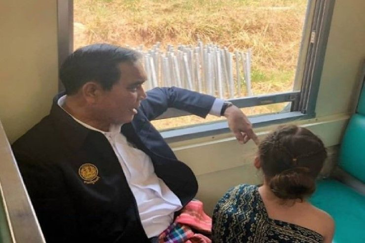 "ลุงตู่" สุดชิว-โพสต์ภาพ "คุยกับหลาน" ระหว่างนั่งรถไฟ "ลุงตู่" สุดชิว-โพสต์ภาพ "คุยกับหลาน" ระหว่างนั่งรถไฟ