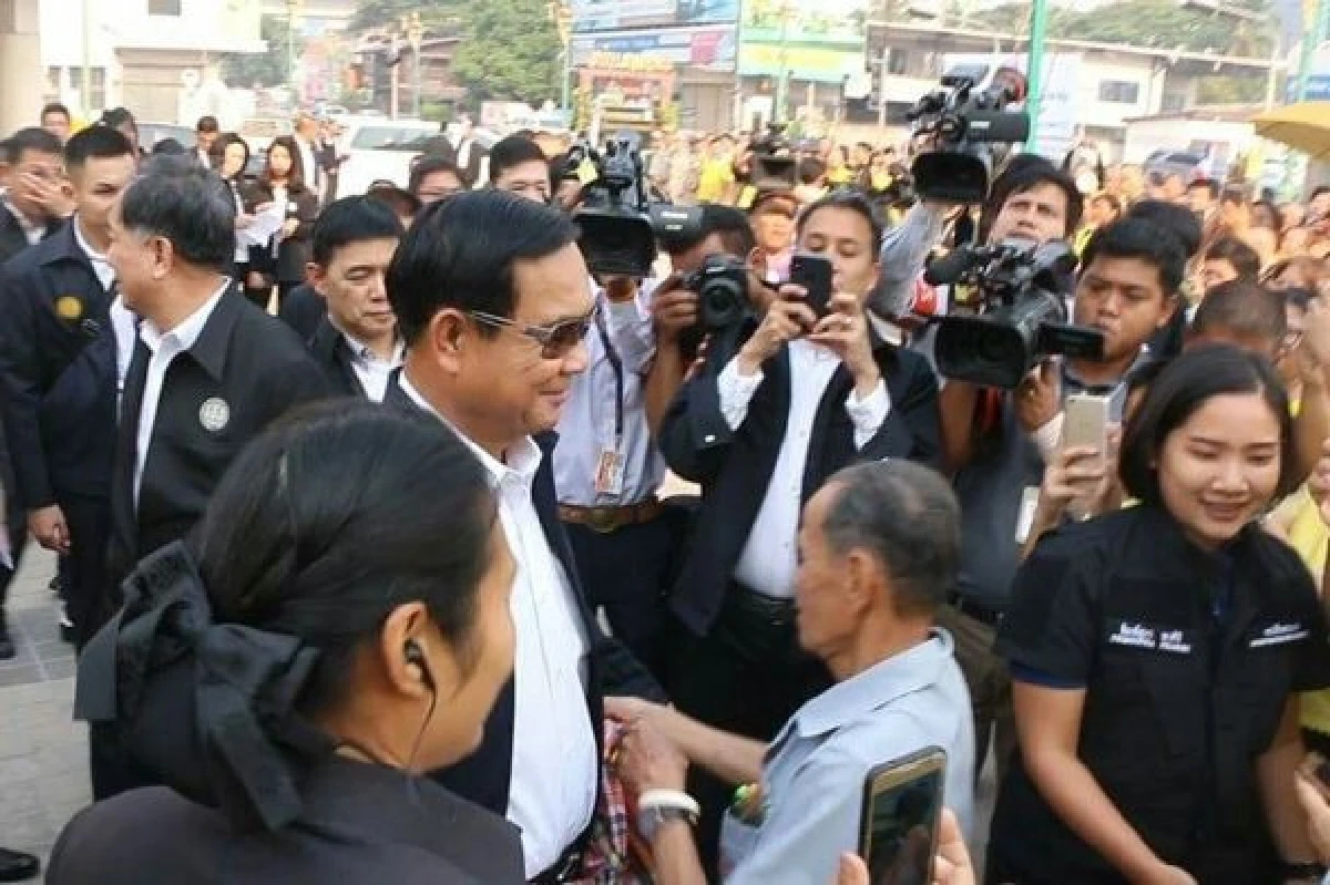 นายกฯตรวจราชการขอนแก่นอารมณ์ดีโบกมือทักประชาชนลุ้นจ้องทะเบียนรถ