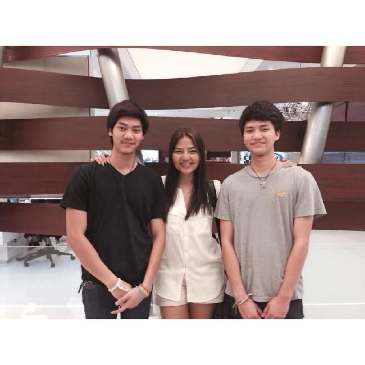 สุนารี ราชสีมา ภูมิใจมาก! ลูกชายทั้งสอง ฮีโร่-อาเธอร์ เรียนจบพร้อมกัน