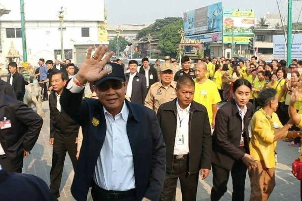 นายกฯตรวจราชการขอนแก่นอารมณ์ดีโบกมือทักประชาชนลุ้นจ้องทะเบียนรถ