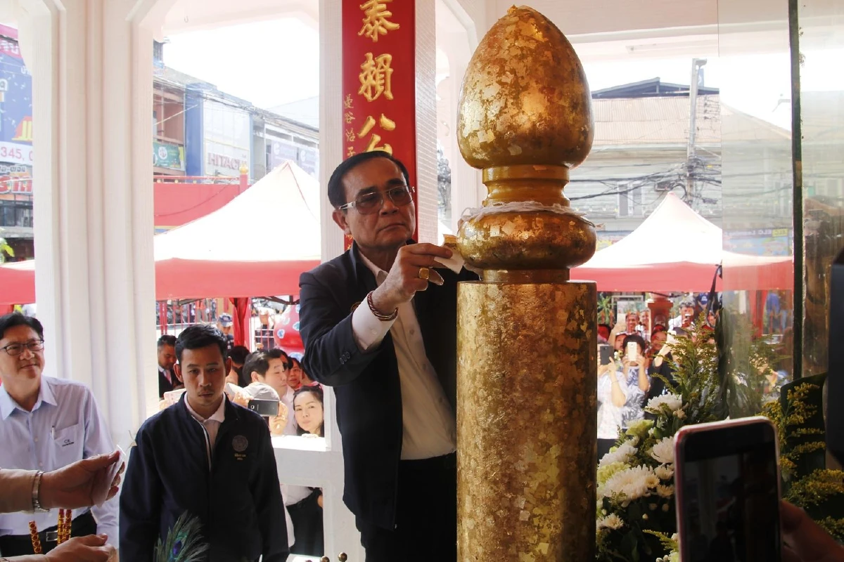 บิ๊กตู่ตรวจราชการโคราชสวมแว่นดำโชว์ปั่นสามล้อโบกมือทักทายประชาชน