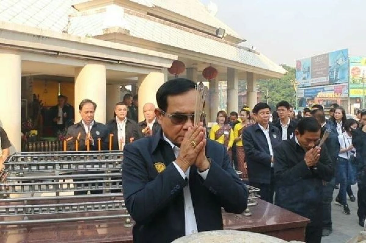 นายกฯตรวจราชการขอนแก่นอารมณ์ดีโบกมือทักประชาชนลุ้นจ้องทะเบียนรถ