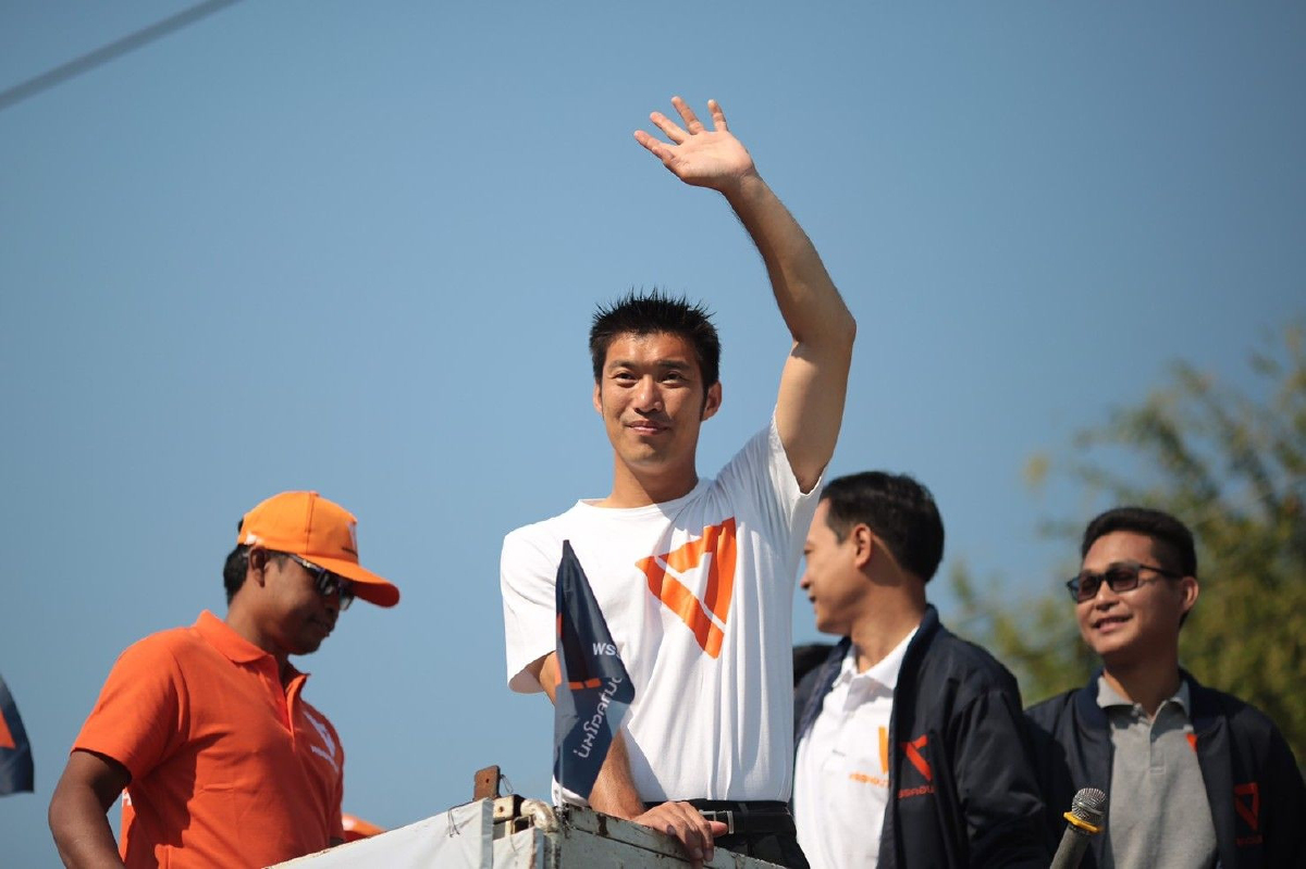 "ธนาธร" บุกเมืองสุพรรณฯ ชูเลือกตั้งเพื่อความเปลี่ยนแปลง "ธนาธร" บุกเมืองสุพรรณฯ ชูเลือกตั้งเพื่อความเปลี่ยนแปลง