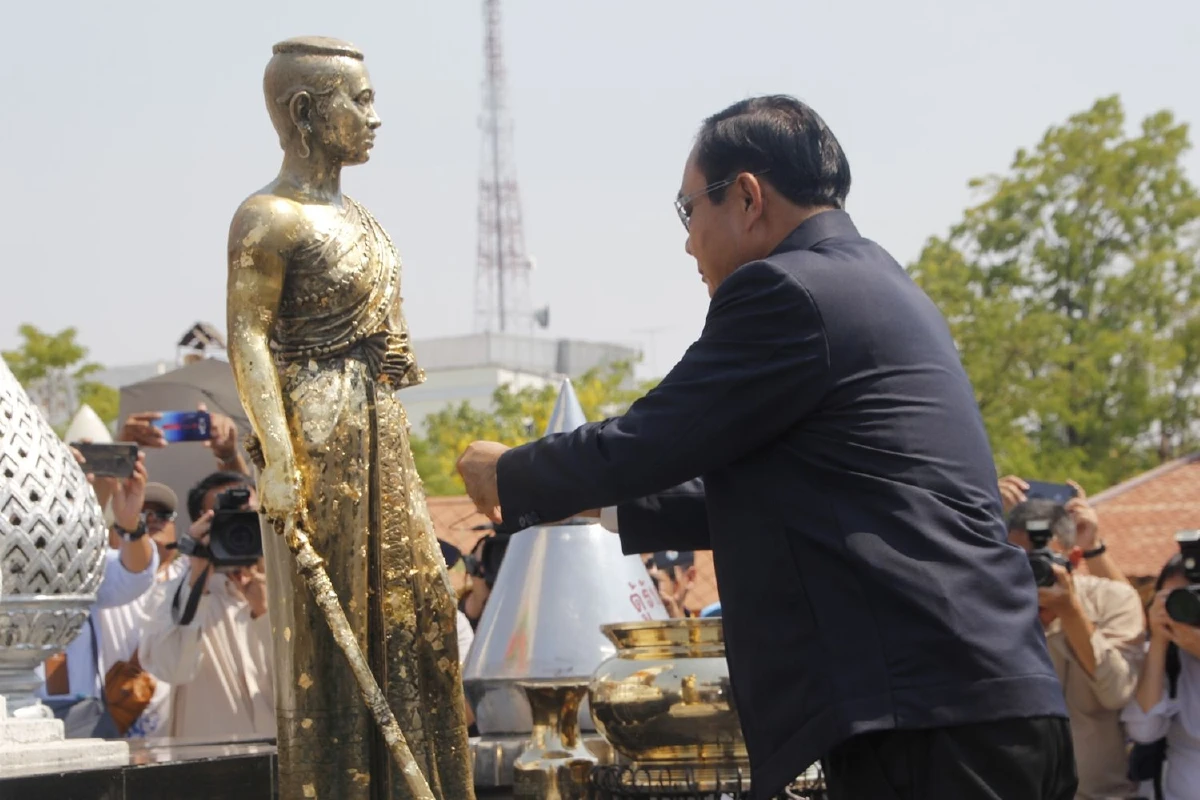 บิ๊กตู่ตรวจราชการโคราชสวมแว่นดำโชว์ปั่นสามล้อโบกมือทักทายประชาชน