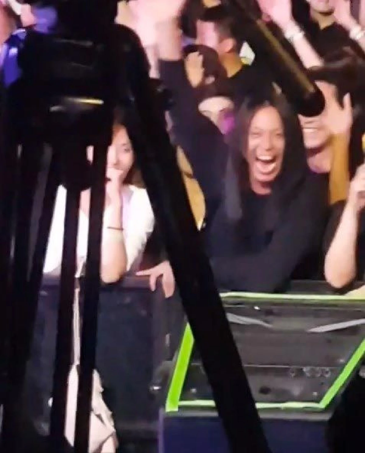 "ยอด บอดี้สแลม” ทำเนียนปลอมตัวเป็นแฟนคลับ เกาะขอบเวทีหน้าสุดดู “บิ๊กแอส”