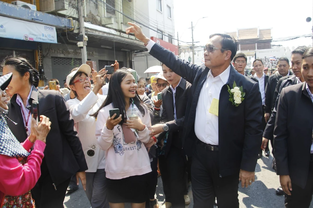 บิ๊กตู่ตรวจราชการโคราชสวมแว่นดำโชว์ปั่นสามล้อโบกมือทักทายประชาชน