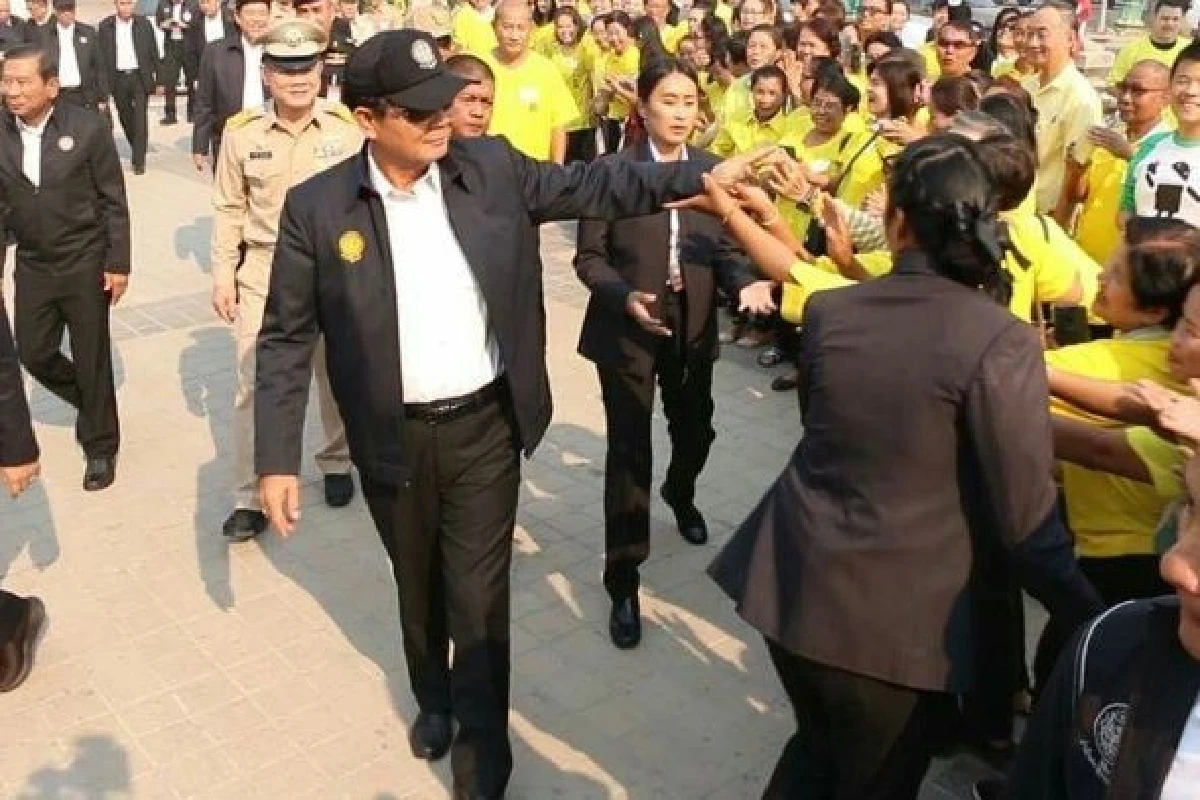 นายกฯตรวจราชการขอนแก่นอารมณ์ดีโบกมือทักประชาชนลุ้นจ้องทะเบียนรถ