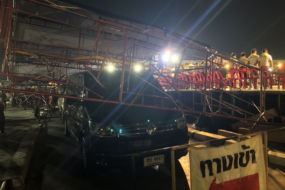 ป้ายเวทีปราศรัยภท.โคราชถล่มทับรถ"ศักดิ์สยาม"ไร้คนเจ็บ ป้ายเวทีปราศรัยภท.โคราชถล่มทับรถ"ศักดิ์สยาม"ไร้คนเจ็บ