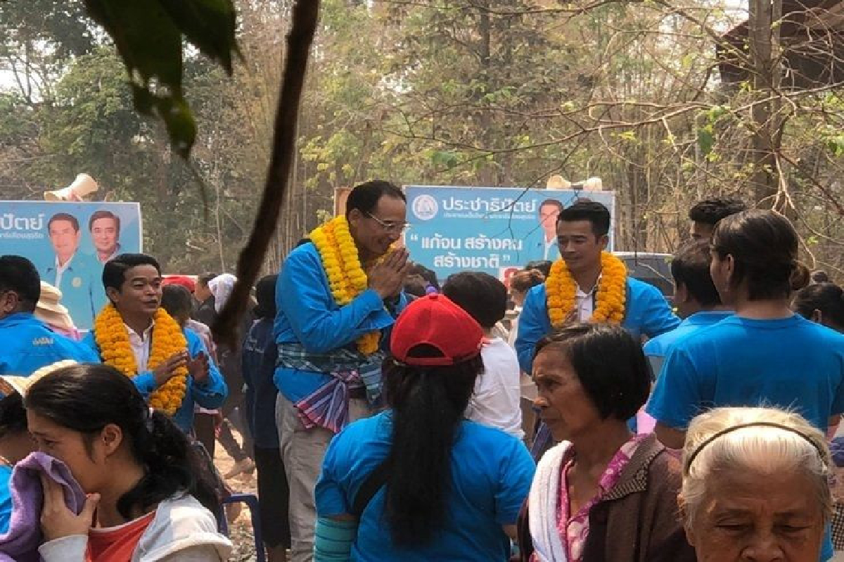 “กรณ์” ลุยอีสาน โค้งสุดท้าย 7 จังหวัด ชูนโยบาย แก้จนสร้างคนสร้างชาติ “กรณ์” ลุยอีสาน โค้งสุดท้าย 7 จังหวัด ชูนโยบาย แก้จนสร้างคนสร้างชาติ