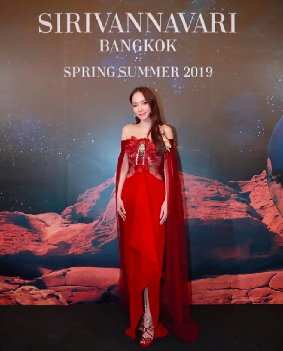 "อั้ม พัชราภา" เดินเท้าร่วมชมแฟชั่นโชว์ นั่งฟร้อนท์โรว์แบรนด์ SIRIVANNAVARI