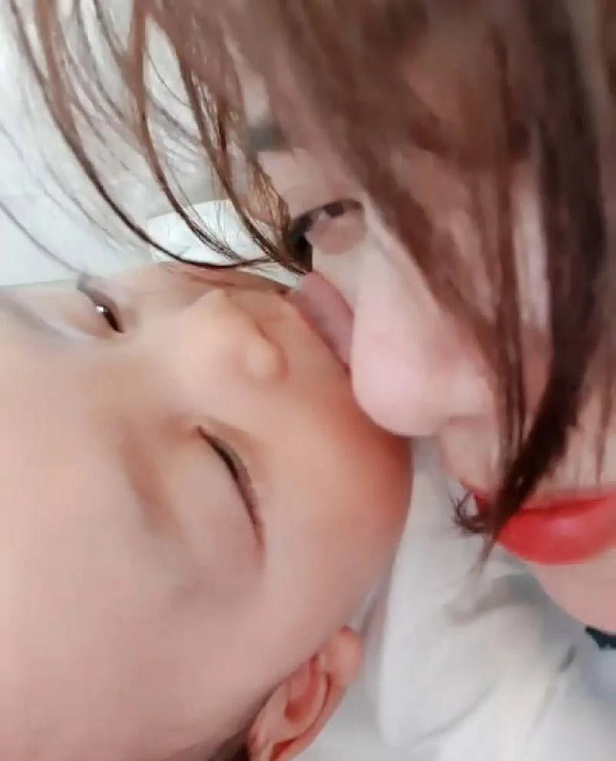 แม่ไม่ได้แต่งหน้านะจ๊ะ! “นิวเคลียร์” ดักคอก่อน หลังเผยคลิปให้ลูกเลียหน้า