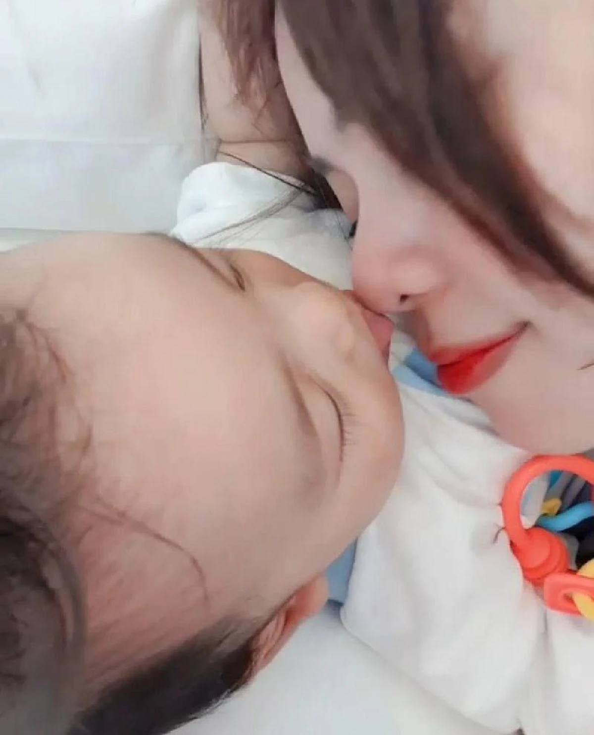 แม่ไม่ได้แต่งหน้านะจ๊ะ! “นิวเคลียร์” ดักคอก่อน หลังเผยคลิปให้ลูกเลียหน้า