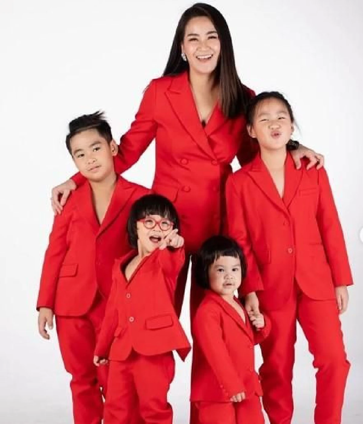 อยากให้เป็นครั้งสุดท้าย! เปิ้ล-จูน พา น้องออกู๊ด เข้าผ่าตัดดวงตารักษาโรคเลซี่อาย