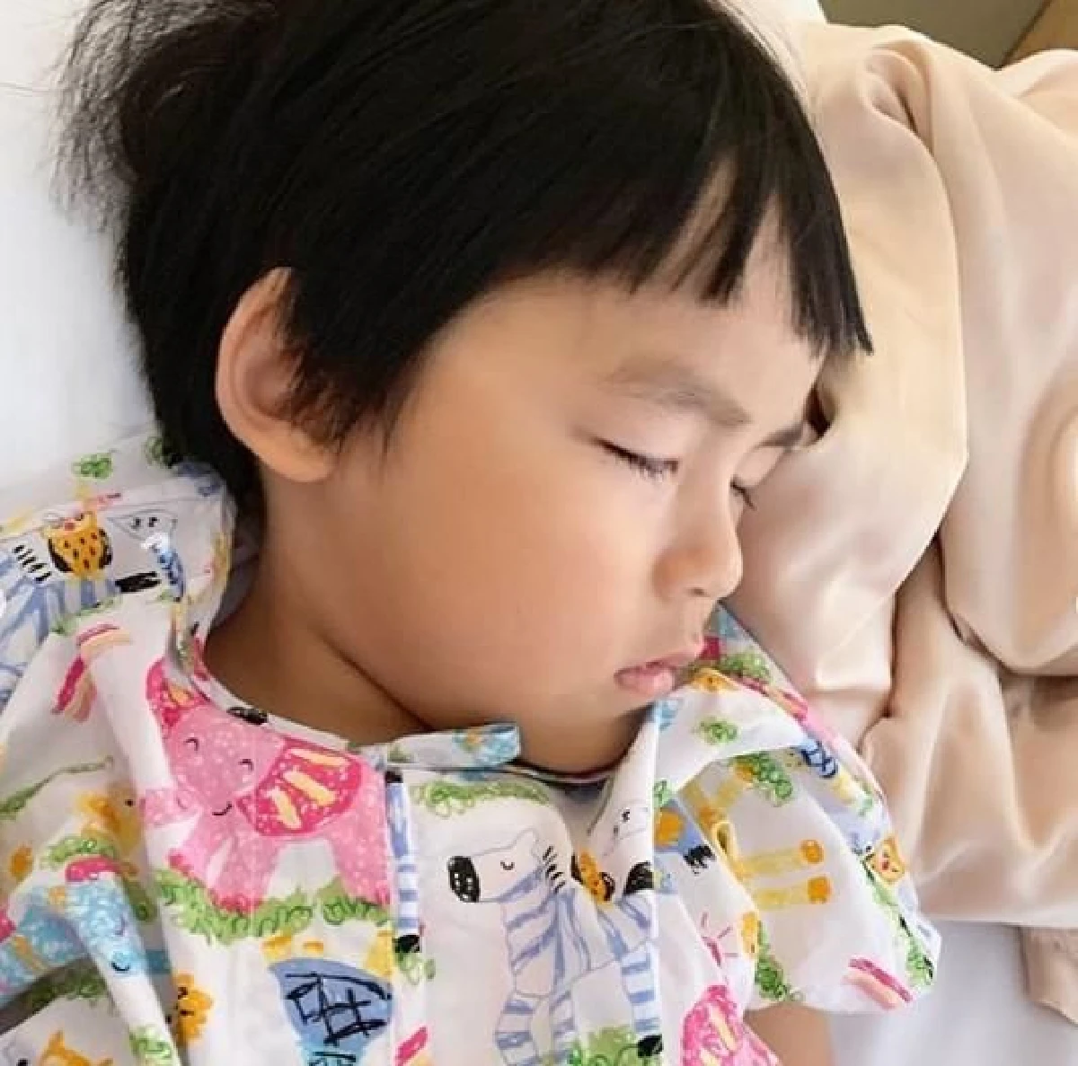 อยากให้เป็นครั้งสุดท้าย! เปิ้ล-จูน พา น้องออกู๊ด เข้าผ่าตัดดวงตารักษาโรคเลซี่อาย