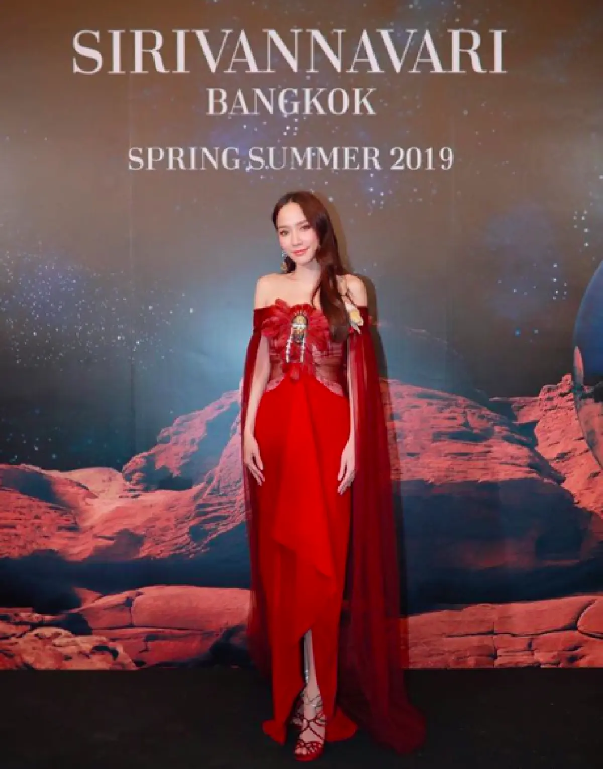นี่แหละตัวแม่ "อั้ม พัชราภา” รองเท้าส้นสูงหักกลางงานแฟชั่นโชว์ ลงทุนเดินเท้าเปล่ากลางพารากอน