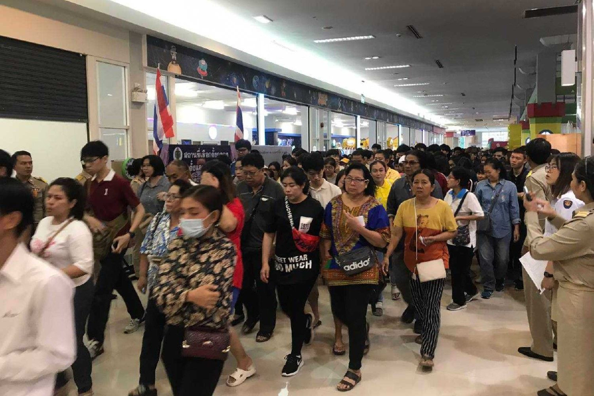 ปทุมฯแน่นขนัด! คนหลั่งไหลใช้สิทธิเลือกตั้งล่วงหน้า ปทุมฯแน่นขนัด! คนหลั่งไหลใช้สิทธิเลือกตั้งล่วงหน้า
