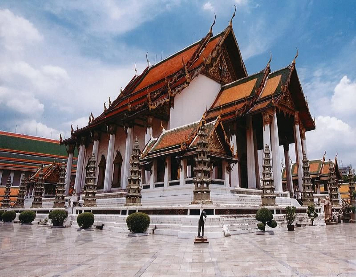 วิหารหลวง วัดสุทัศน์ ศูนย์กลางจักรวาล ที่เสกน้ำศักดิ์สิทธิ์