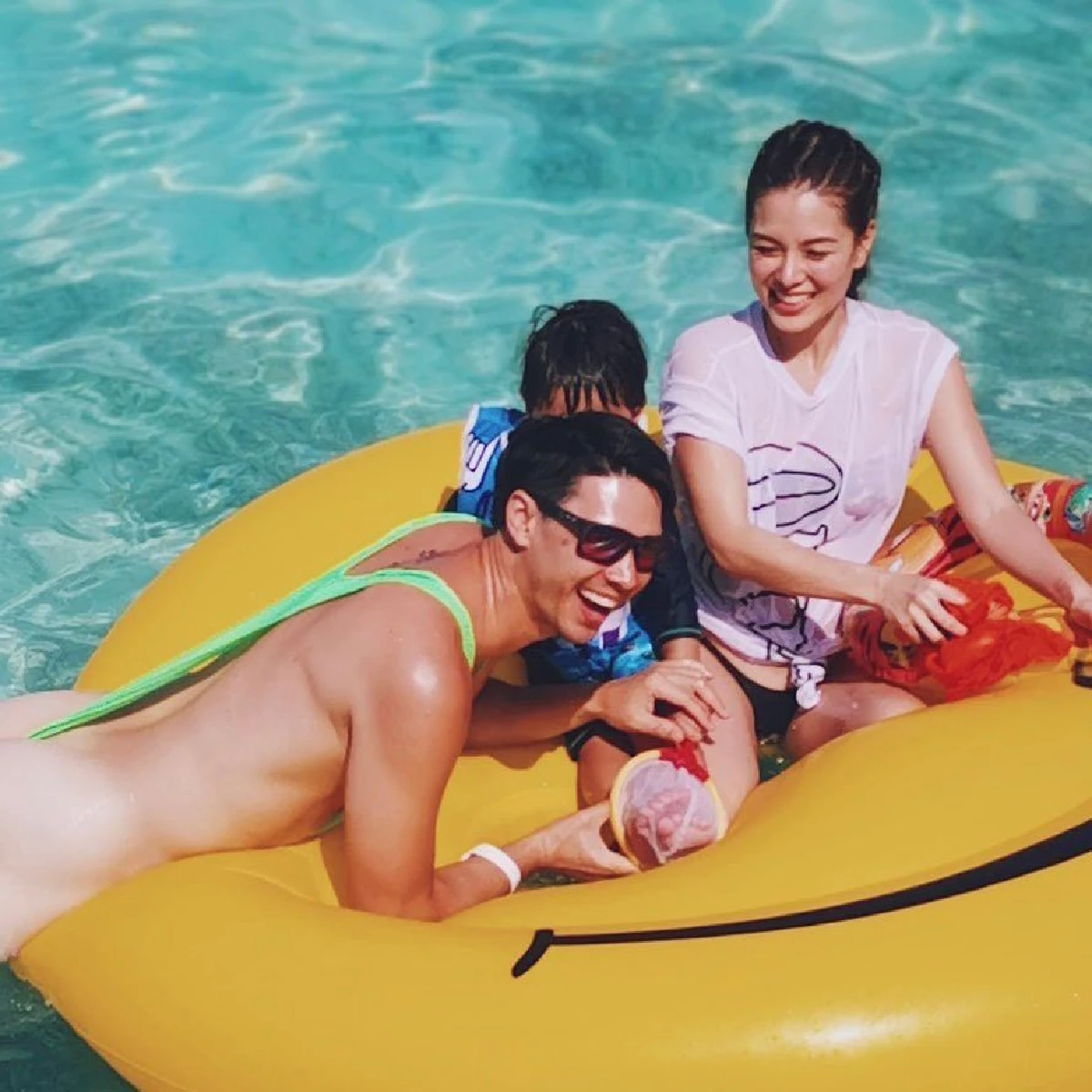 หลีกทางให้พ่อ! แมทธิว กับชุดว่ายน้ำสุดหวิวรัดติ้วจน ลิเดีย ขอเตือนว่าอย่าซูม