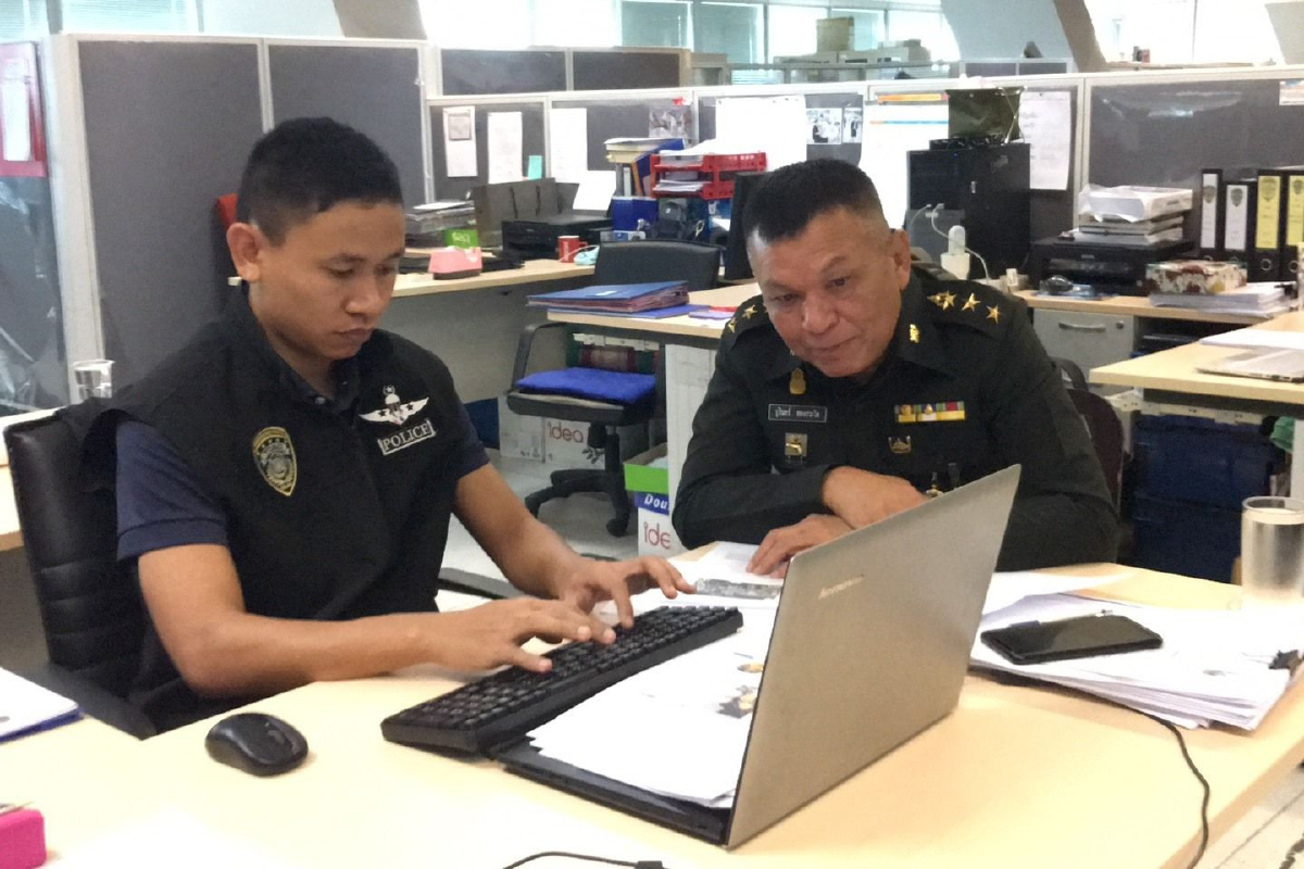 คสช.แจ้งเอาผิดเพจดังกล่าวหาบังคับทหารกาบัตรเลือกตั้ง คสช.แจ้งเอาผิดเพจดังกล่าวหาบังคับทหารกาบัตรเลือกตั้ง