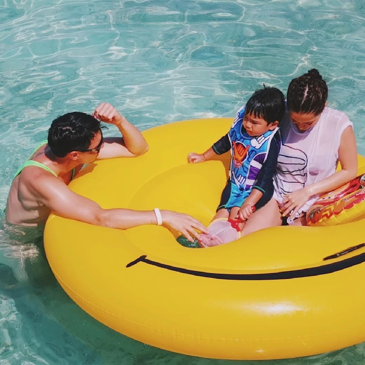 หลีกทางให้พ่อ! แมทธิว กับชุดว่ายน้ำสุดหวิวรัดติ้วจน ลิเดีย ขอเตือนว่าอย่าซูม