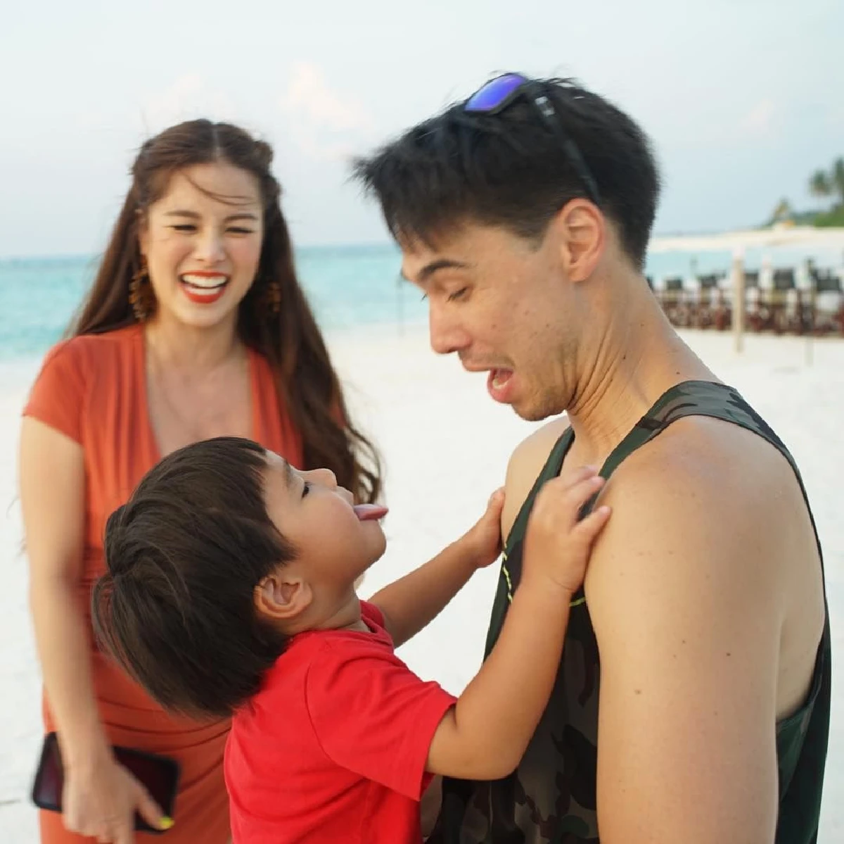 หลีกทางให้พ่อ! แมทธิว กับชุดว่ายน้ำสุดหวิวรัดติ้วจน ลิเดีย ขอเตือนว่าอย่าซูม