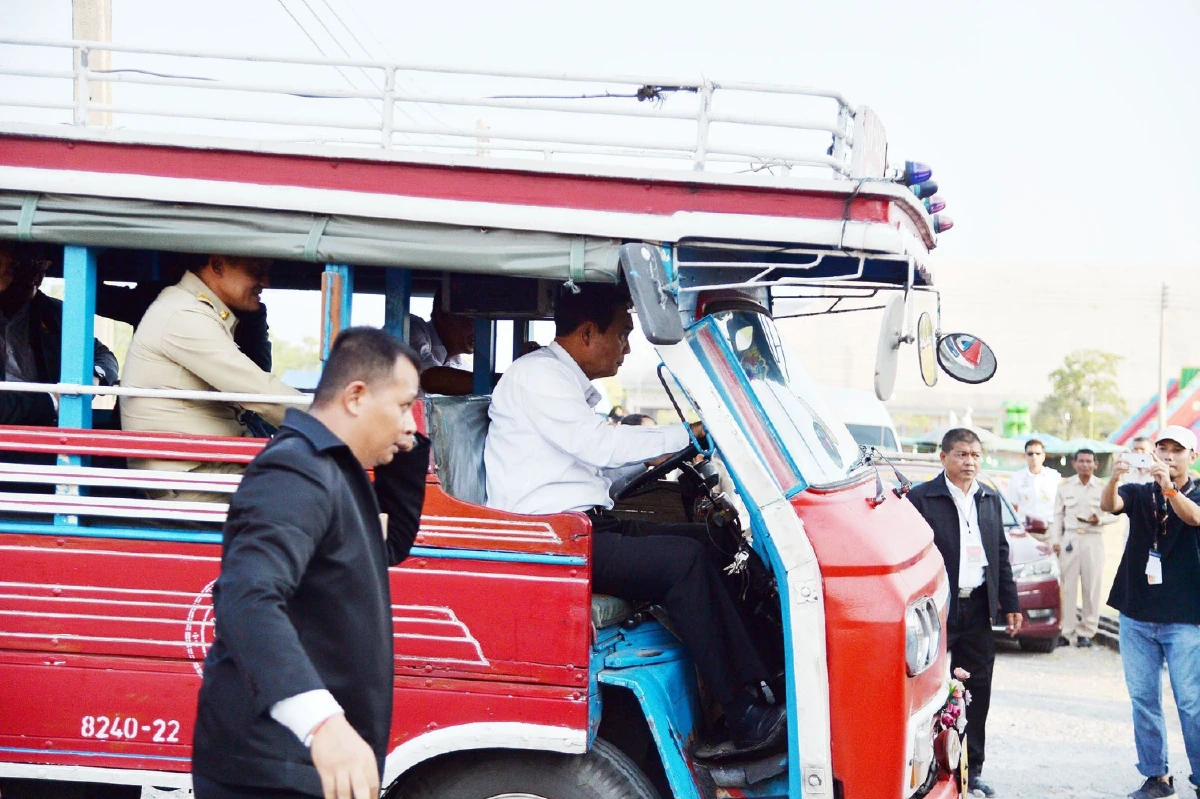 ลุงตู่ โชว์วินาทีขับรถสองแถว-ชวนไปจุดหมายที่วางไว้ด้วยกัน