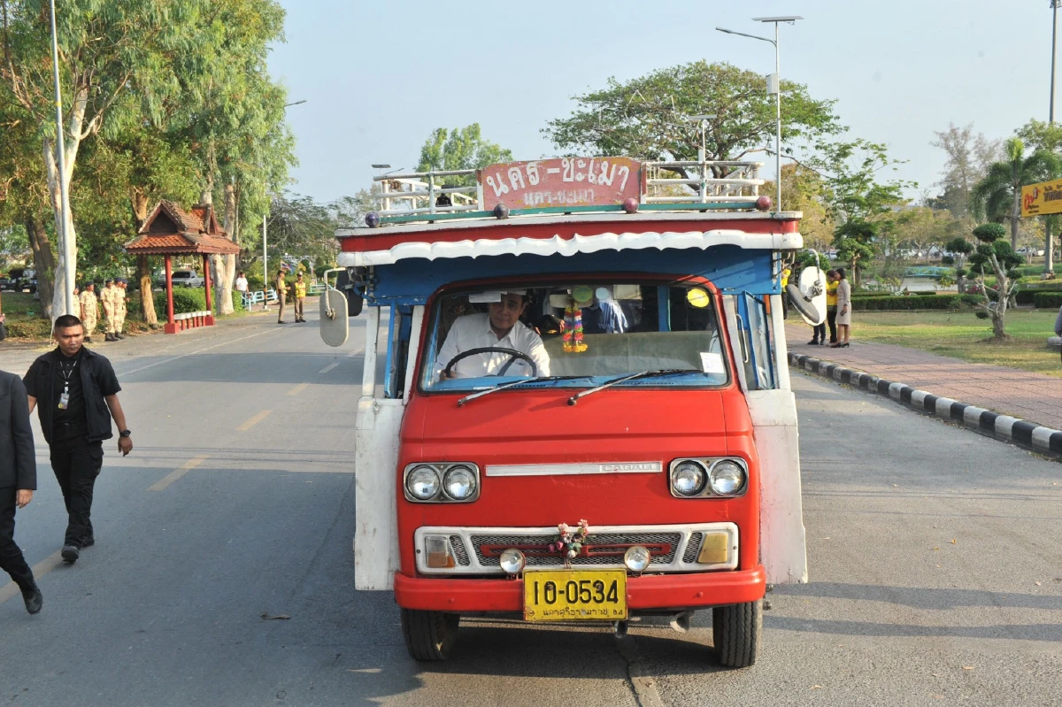 ลุงตู่ โชว์วินาทีขับรถสองแถว-ชวนไปจุดหมายที่วางไว้ด้วยกัน