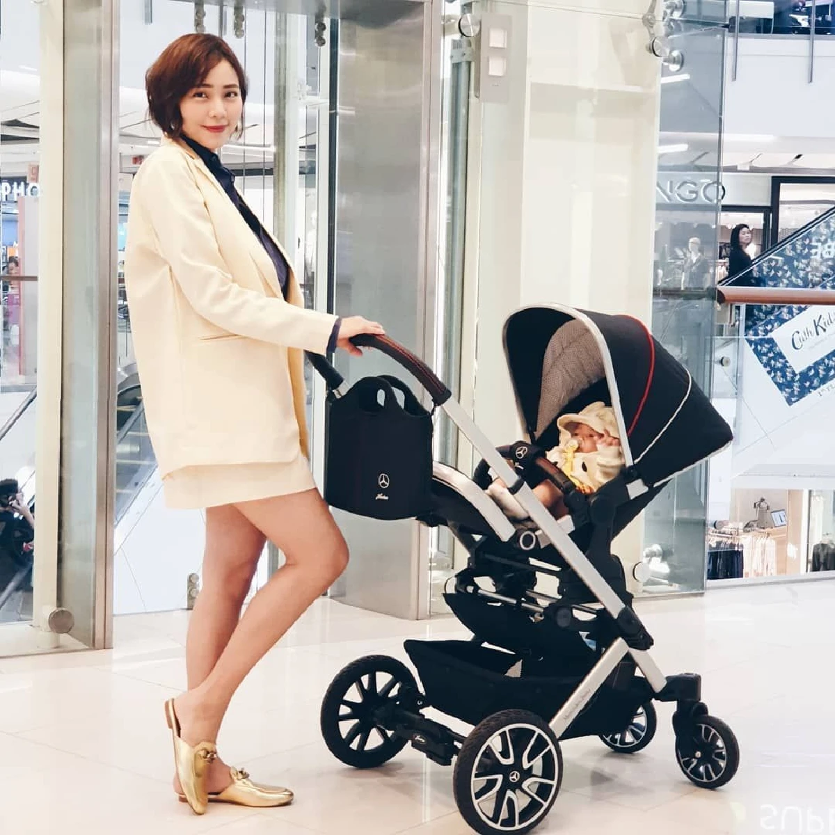 เพชรจ้าจัดให้! รถเข็นเด็กของ น้องไทก้า ราคาเฉียดแสน วัสดุเดียวกันกับรถเบนซ์