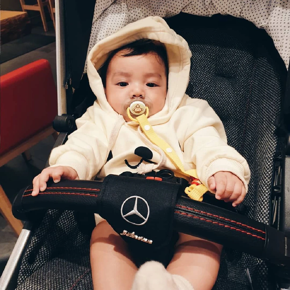 เพชรจ้าจัดให้! รถเข็นเด็กของ น้องไทก้า ราคาเฉียดแสน วัสดุเดียวกันกับรถเบนซ์