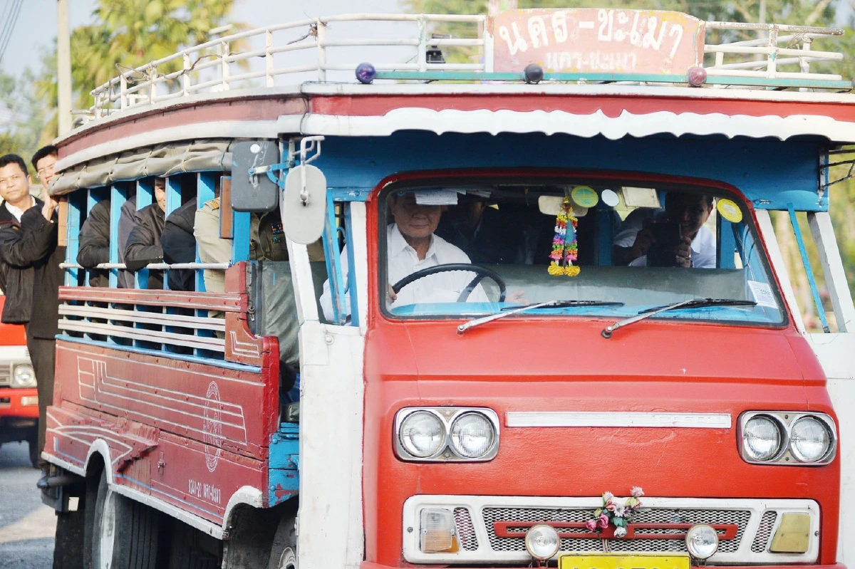 ลุงตู่ โชว์วินาทีขับรถสองแถว-ชวนไปจุดหมายที่วางไว้ด้วยกัน