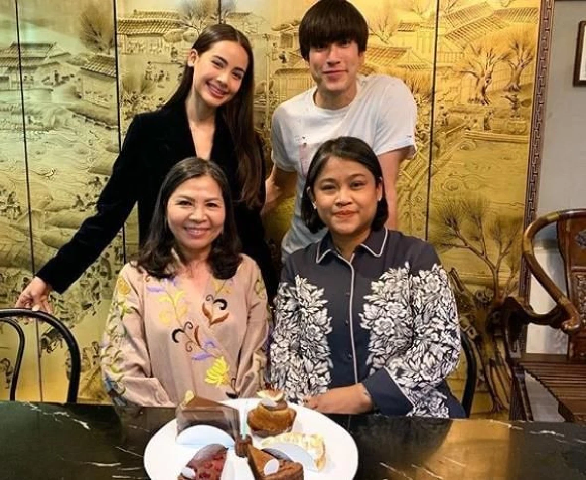 ญาญ่า รวมตัวคนรักดินเนอร์ในวันเกิด ณเดชน์ ยกเค้กให้เป่าสุดหวาน (คลิป)