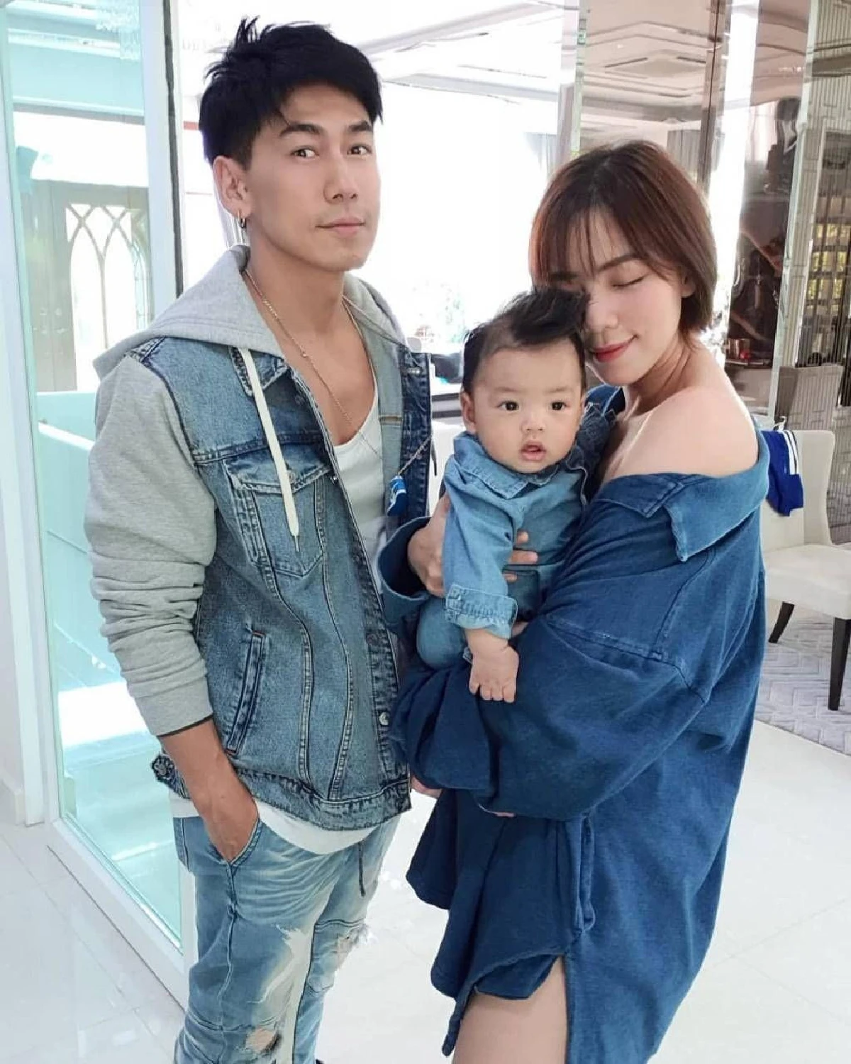 เพชรจ้าจัดให้! รถเข็นเด็กของ น้องไทก้า ราคาเฉียดแสน วัสดุเดียวกันกับรถเบนซ์