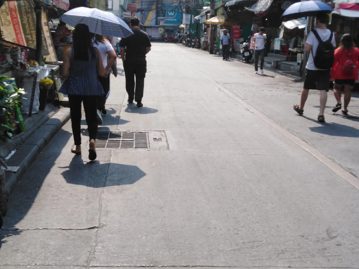 "สกปรกจนชิน!" ลาดพร้าวซอย1 ขยะเกลื่อน-ทางเท้าถูกยึดจากความไร้ระเบียบ