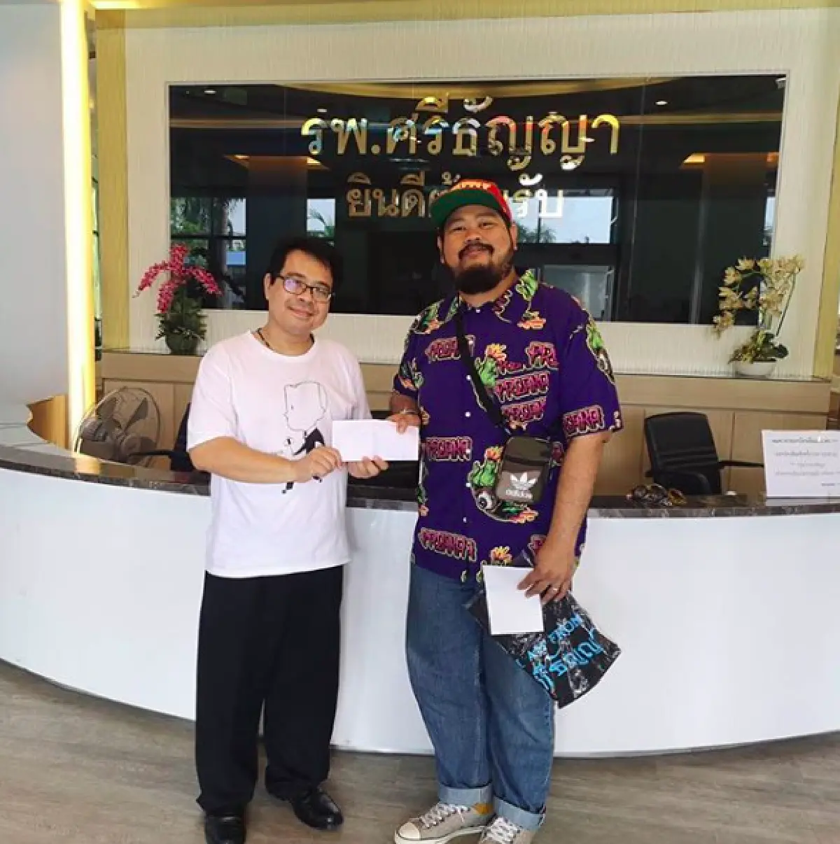 “ป๊อบ ปองกูล” โพสต์ภาพมอบเงินช่วย รพ.ศรีธัญญา แถมดูดีขึ้น เพราะผอมลงมาก