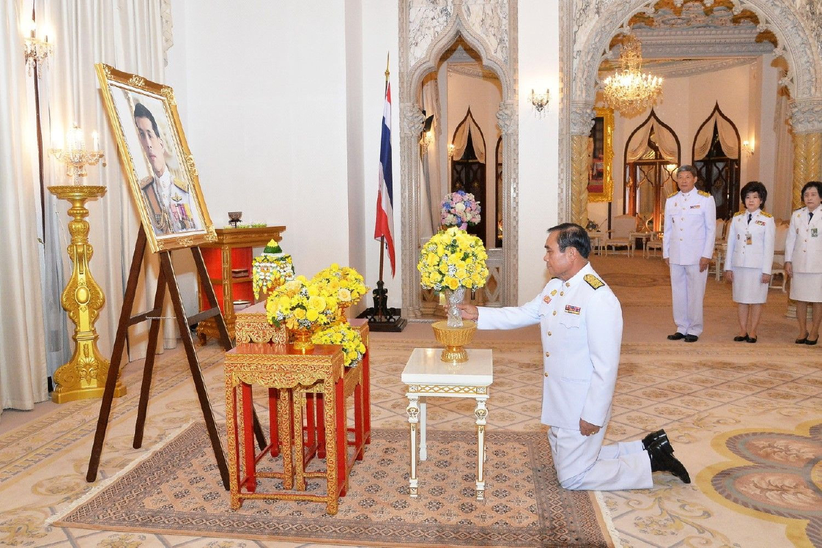 ในหลวงพระราชทานแจกันดอกไม้แก่ "พล.อ.ประยุทธ์"เนื่องในโอกาสคล้ายวันเกิด ในหลวงพระราชทานแจกันดอกไม้แก่ "พล.อ.ประยุทธ์"เนื่องในโอกาสคล้ายวันเกิด