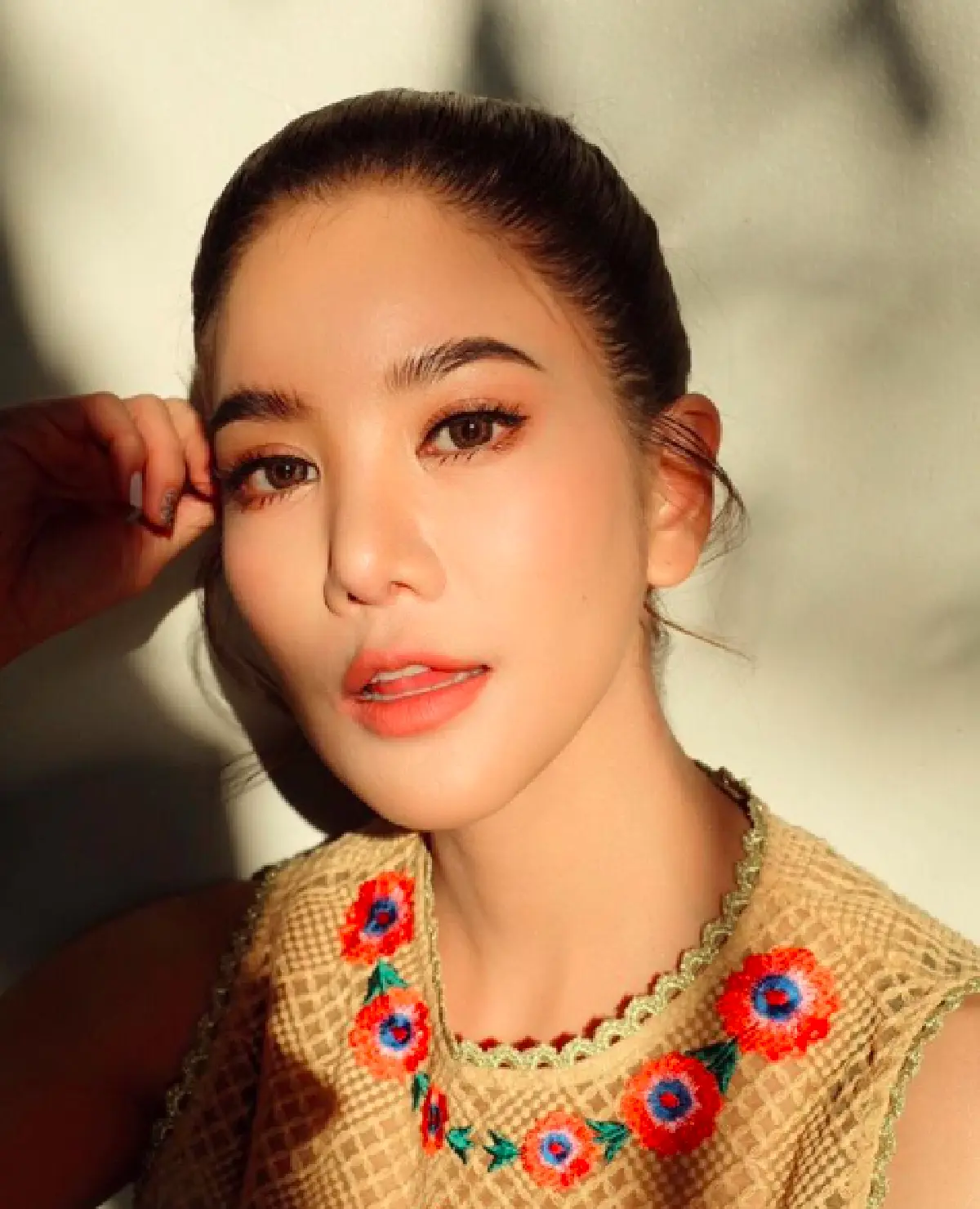 ซูมภาพเหล่าคนบันเทิงสาว...กับการโพสต์ใบหน้าในองศาท้าแดดที่ดึงดูดสายตาหนักมาก