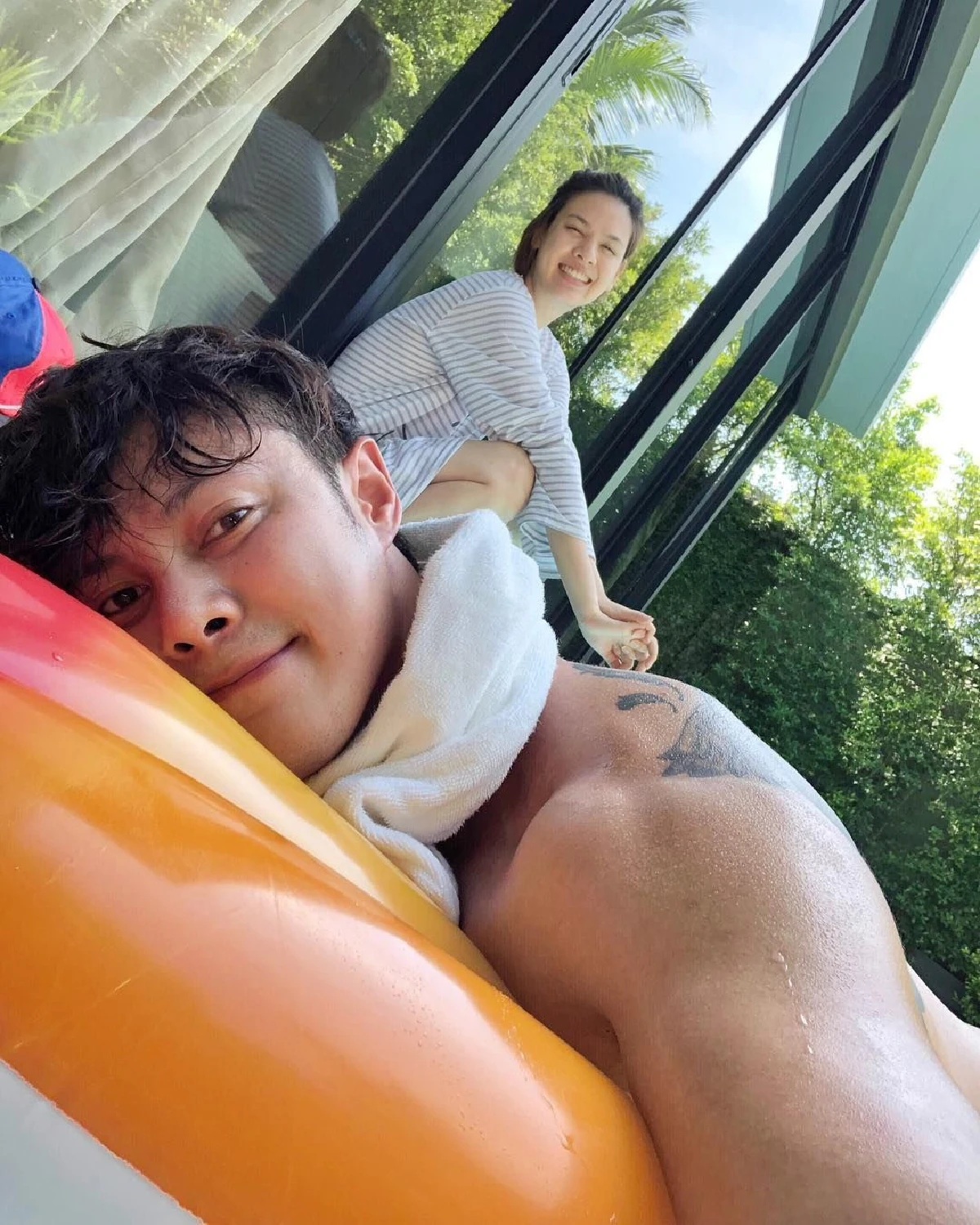 อึ๋มกว่าเย้ยภรรยา! แมน การิน อวดหุ่นล่ำกล้ามอกแน่น เกล รดา เห็นแล้วเศร้า