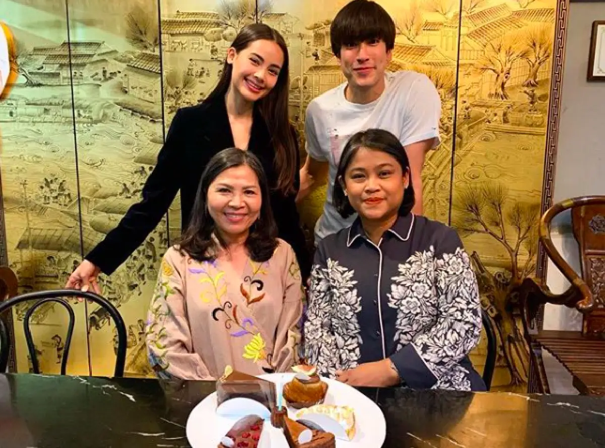 หนึ่งเดียวในโลก “แบญ่า” .."แม่แก้ว” เผยที่มาของขวัญ "ณเดชน์" ทำให้ "ญาญ่า” อ่านแล้วยังยิ้มตาม