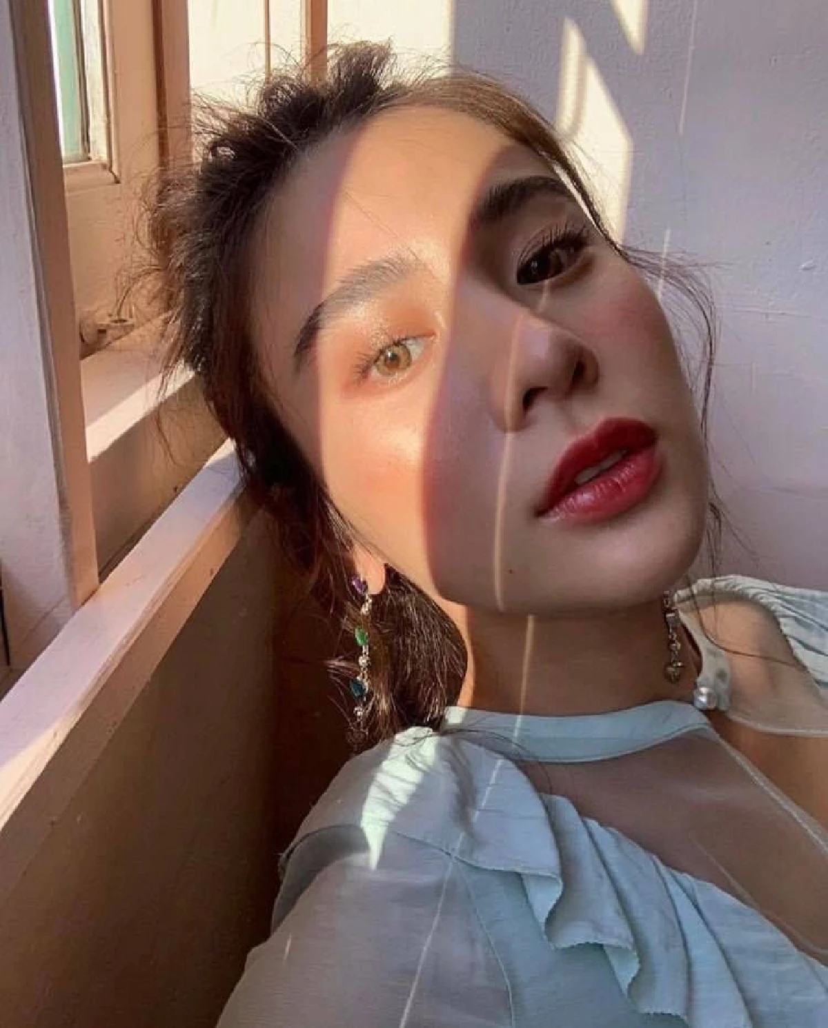 ซูมภาพเหล่าคนบันเทิงสาว...กับการโพสต์ใบหน้าในองศาท้าแดดที่ดึงดูดสายตาหนักมาก