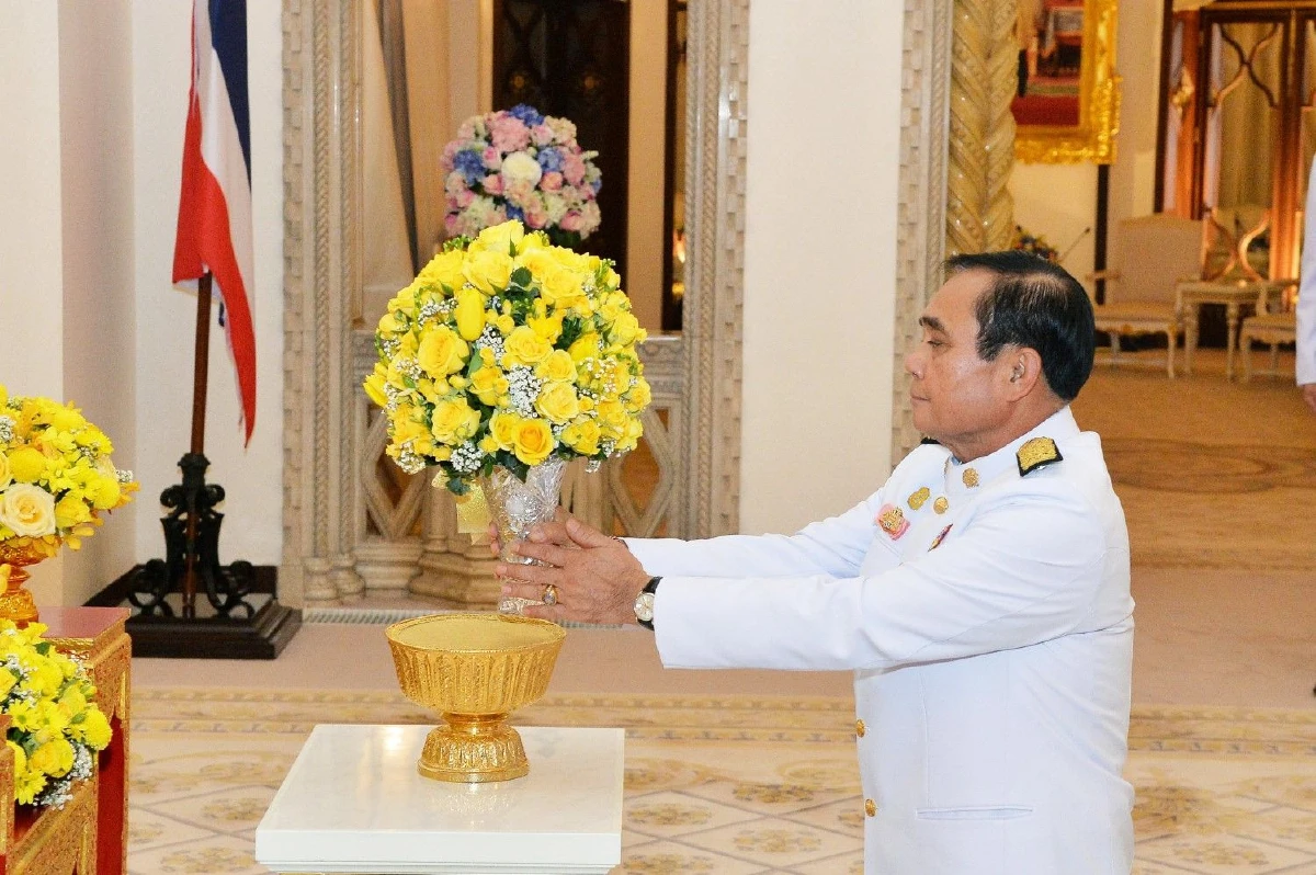 ในหลวงพระราชทานแจกันดอกไม้แก่ "พล.อ.ประยุทธ์"เนื่องในโอกาสคล้ายวันเกิด