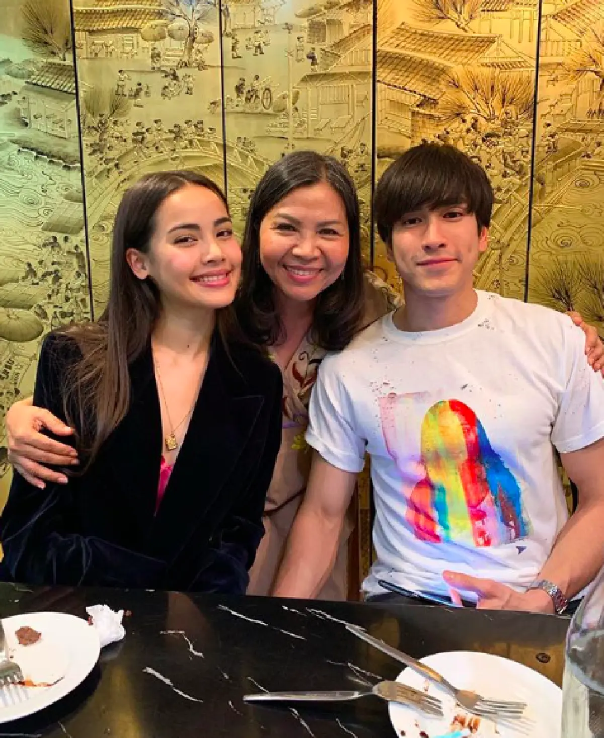 หนึ่งเดียวในโลก “แบญ่า” .."แม่แก้ว” เผยที่มาของขวัญ "ณเดชน์" ทำให้ "ญาญ่า” อ่านแล้วยังยิ้มตาม