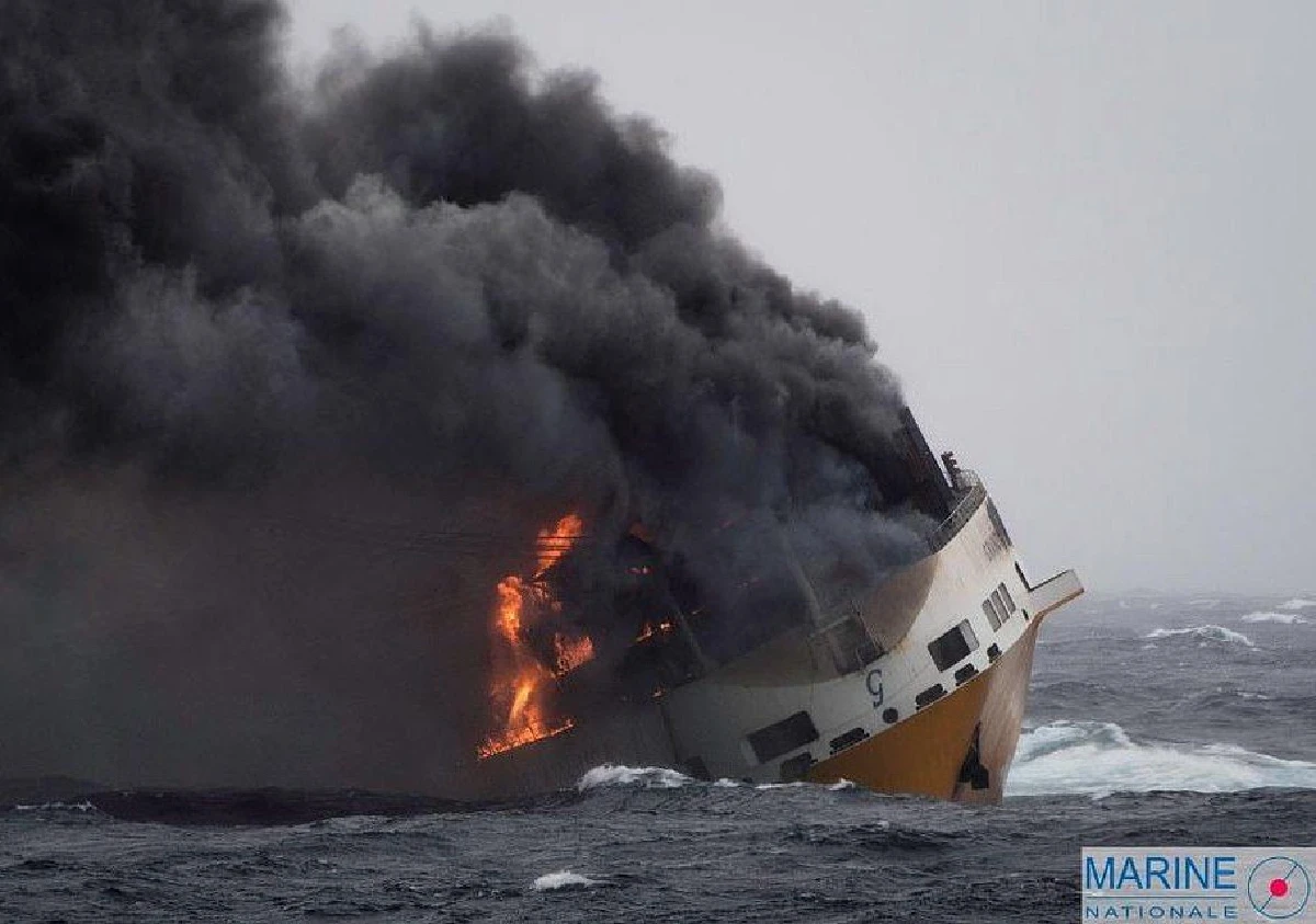 เรือบรรทุกรถหรูนับพันคัน ล่มกลางทะเลนอกชายฝั่งฝรั่งเศส