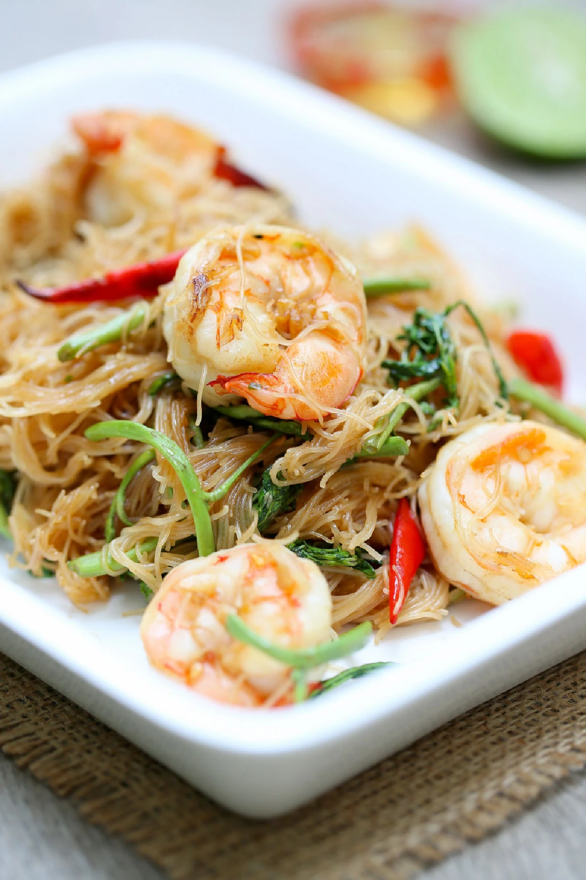 คืบก็ทะเล ศอกก็ทะเล เส้นหมี่ผัดผักกระเฉดกุ้ง