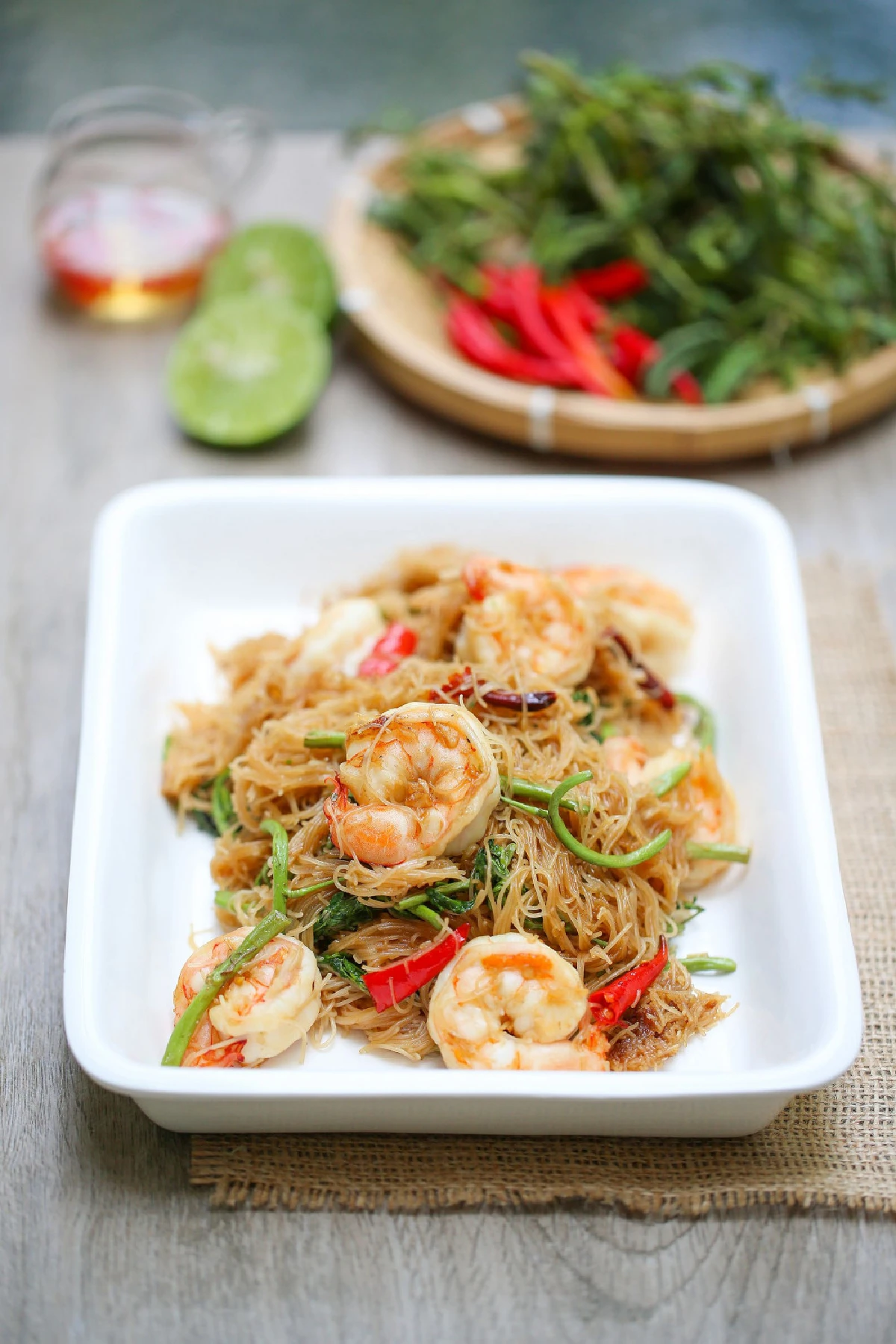 คืบก็ทะเล ศอกก็ทะเล เส้นหมี่ผัดผักกระเฉดกุ้ง