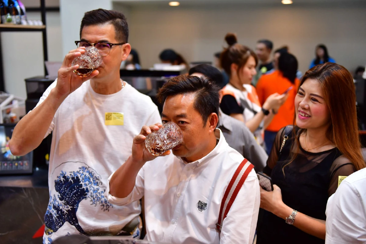 บอนกาแฟเปิดตัวเครื่องทำกาแฟ 6 หัวชงเครื่องแรกของไทย