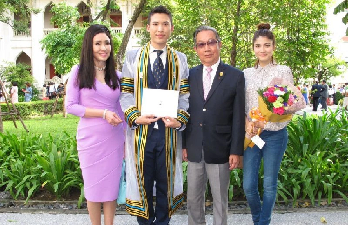 “ป๊อก” โพสต์ภาพพร้อมหน้าพ่อแม่ อวยพรวันเกิด “คุณสุทธิเกียรติ”