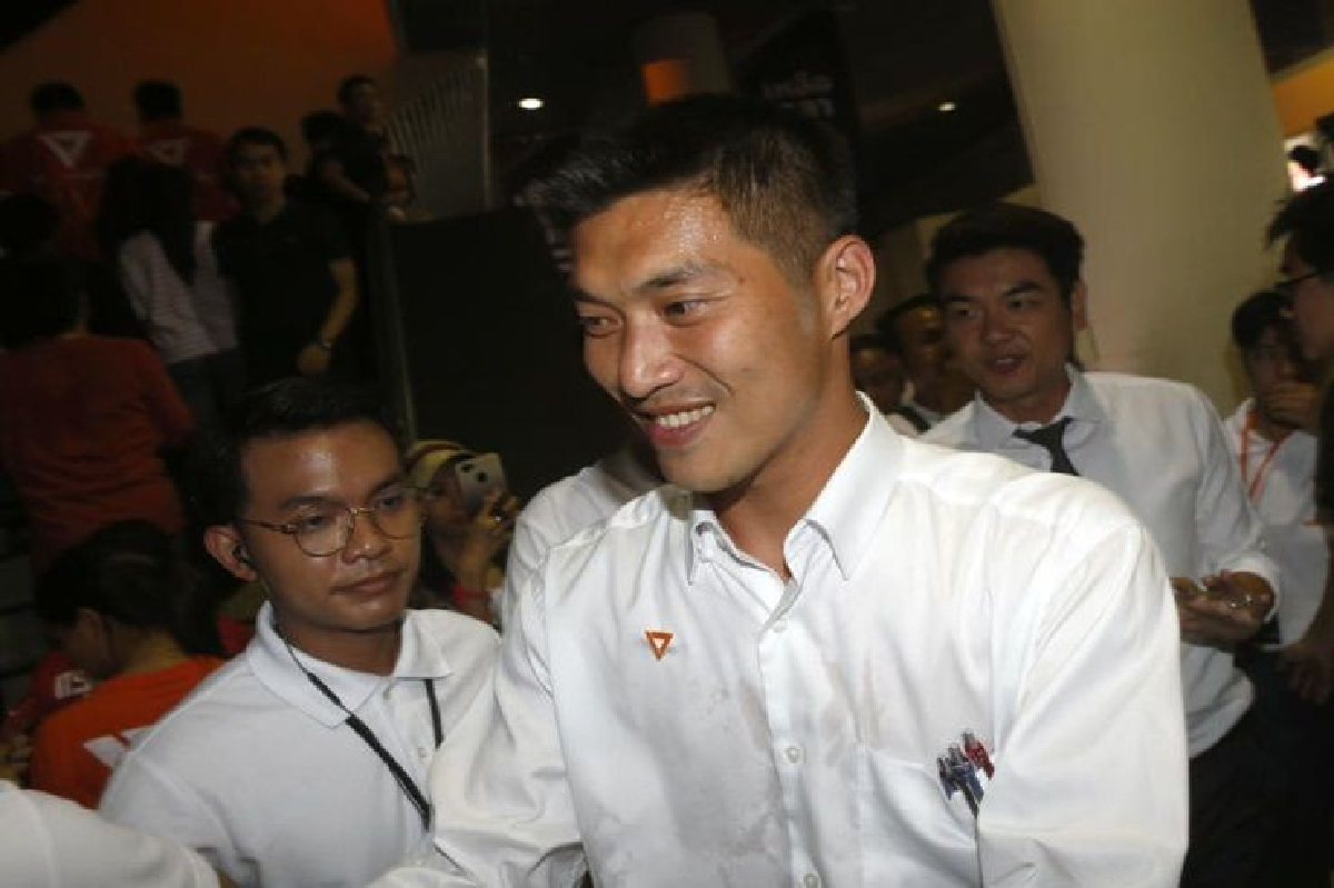 อนาคตใหม่ปราศรัยใหญ่คึก! "ปิยบุตร" ซัด คนแพ้ดีลตั้งนายกฯ สุดดูถูกประชาชน อนาคตใหม่ปราศรัยใหญ่คึก! "ปิยบุตร" ซัด คนแพ้ดีลตั้งนายกฯ สุดดูถูกประชาชน