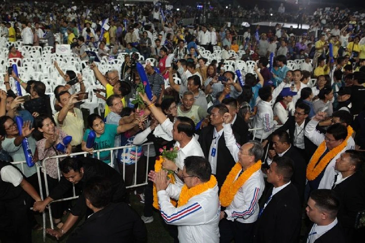 "บิ๊กตู่"เซอร์ไพร์สขึ้นเวทีปราศรัยใหญ่ พปชร.ลั่นนำพาประเทศกลับสู่ความสงบสุข