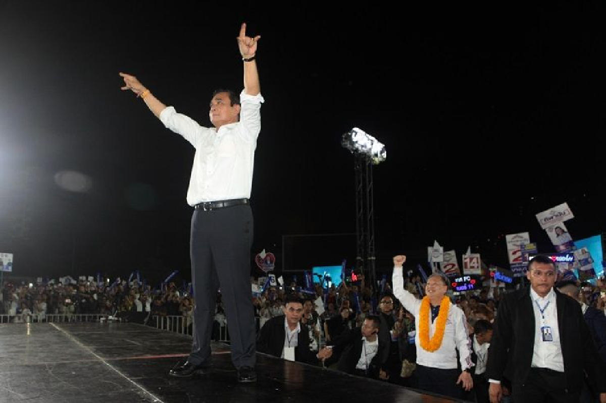 "บิ๊กตู่"เซอร์ไพร์สขึ้นเวทีปราศรัยใหญ่ พปชร.ลั่นนำพาประเทศกลับสู่ความสงบสุข "บิ๊กตู่"เซอร์ไพร์สขึ้นเวทีปราศรัยใหญ่ พปชร.ลั่นนำพาประเทศกลับสู่ความสงบสุข